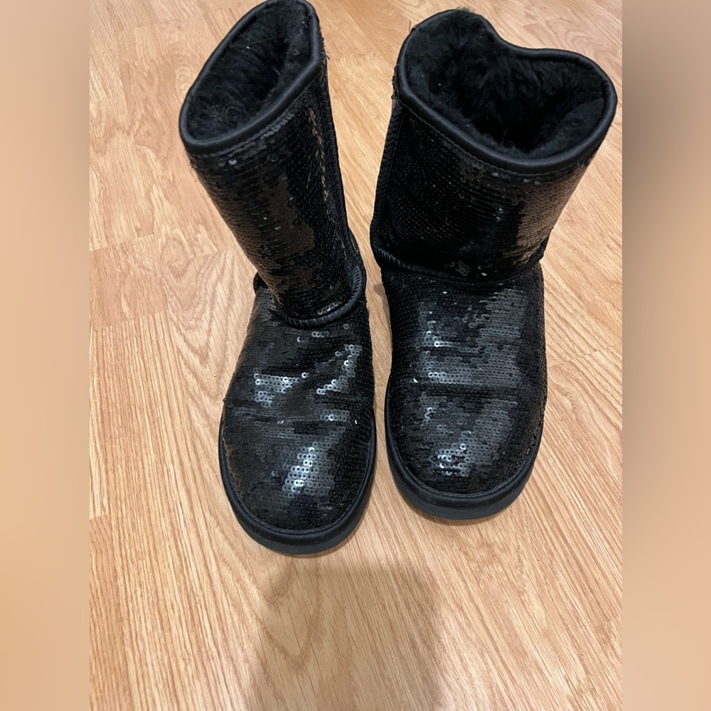 Ankle Boot Sequence Uggs, Size 7, Gently Used , I… - image 1
